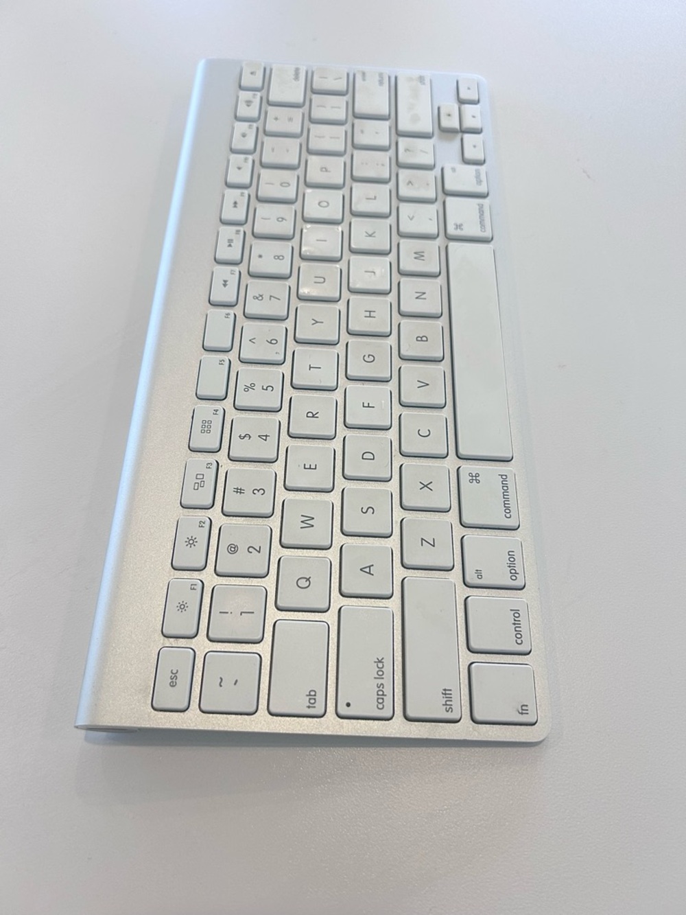 Apple A1314 Wireless Keyboard - MC184LL/B with Magic Mouse